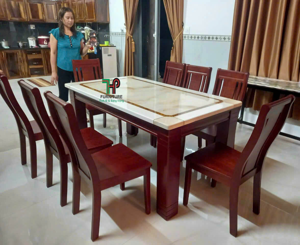 bàn ăn mặt đá
